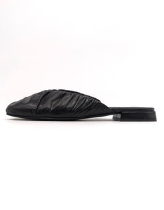 VV мюли в чёрной коже, с драпировкой.