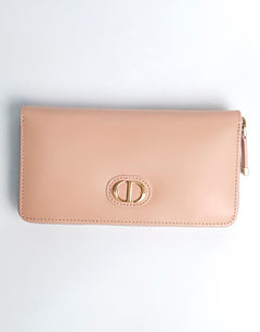 Dior кошелёк в чёрной коже, с логотипом.